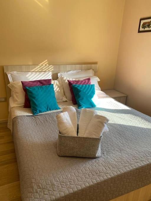 Апартаменты *Heart Of New Bazaar 1 Bed Apt* Тирана Экстерьер фото